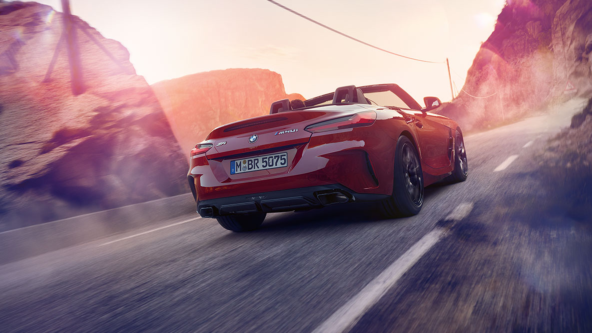 BMW Z4 Roadster pozadi Snimak modela BMW Z4 otpozadi u vožnji