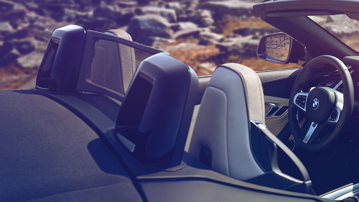 BMW Z4 Roadster, prednja sedišta Pogled na prednja sedišta modela BMW Z4 Roadster sa spuštenim krovom