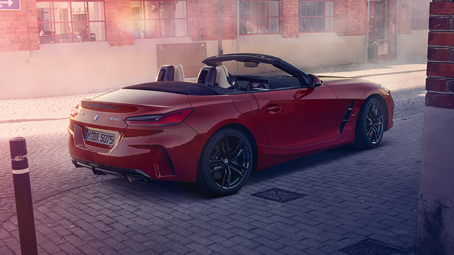 BMW Z4 Roadster (G29) bočni prikaz vozila na ulici BMW Z4 Roadster (G29) bočni prikaz vozila na ulici