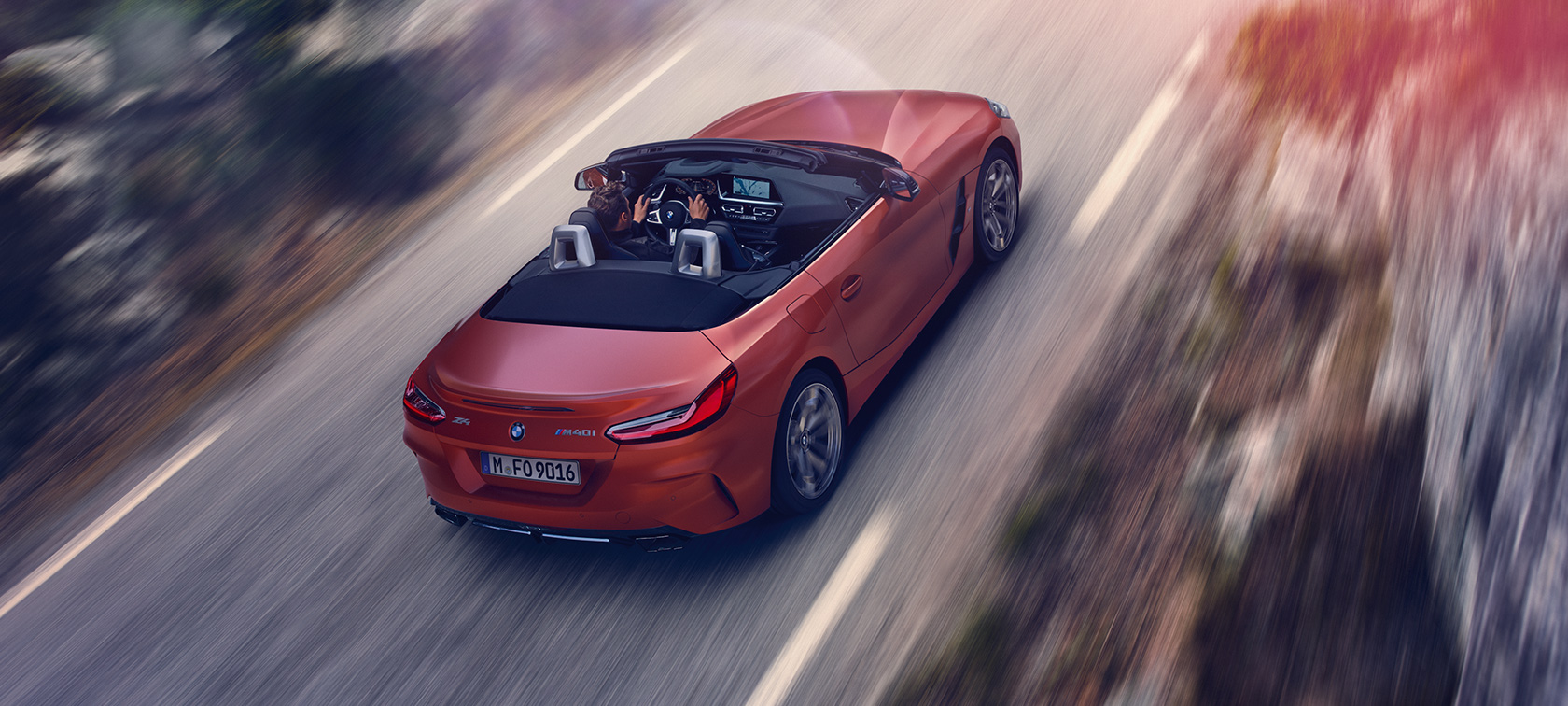 BMW Z4 Roadster (G29) tročetvrtinski zadnji prikaz iz ptičije perspektive tokom vožnje BMW Z4 Roadster (G29) tročetvrtinski zadnji prikaz iz ptičije perspektive tokom vožnje