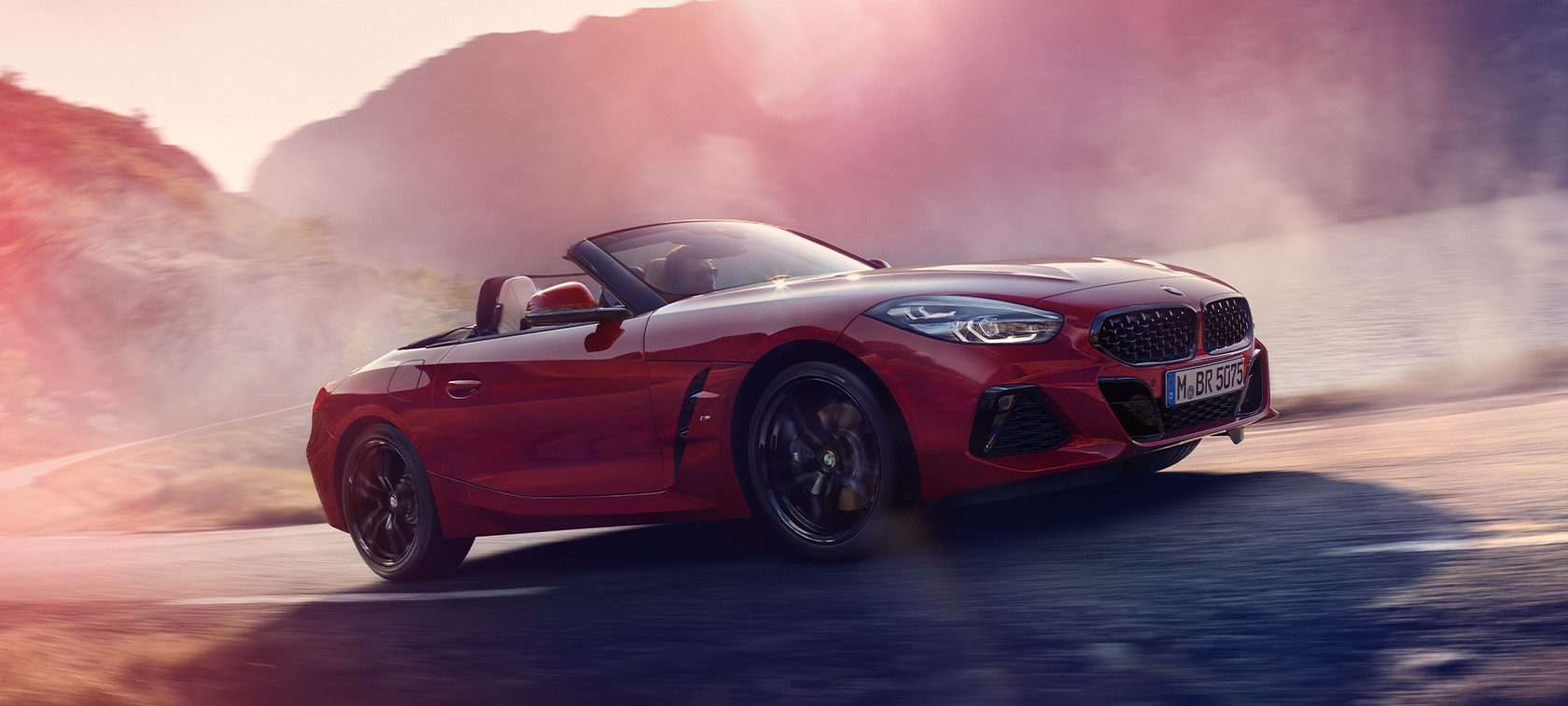 BMW Z4 M40i Roadster (G29) tročetvrtinski bočni prikaz vozila tokom vožnje BMW Z4 M40i Roadster (G29) tročetvrtinski bočni prikaz vozila tokom vožnje