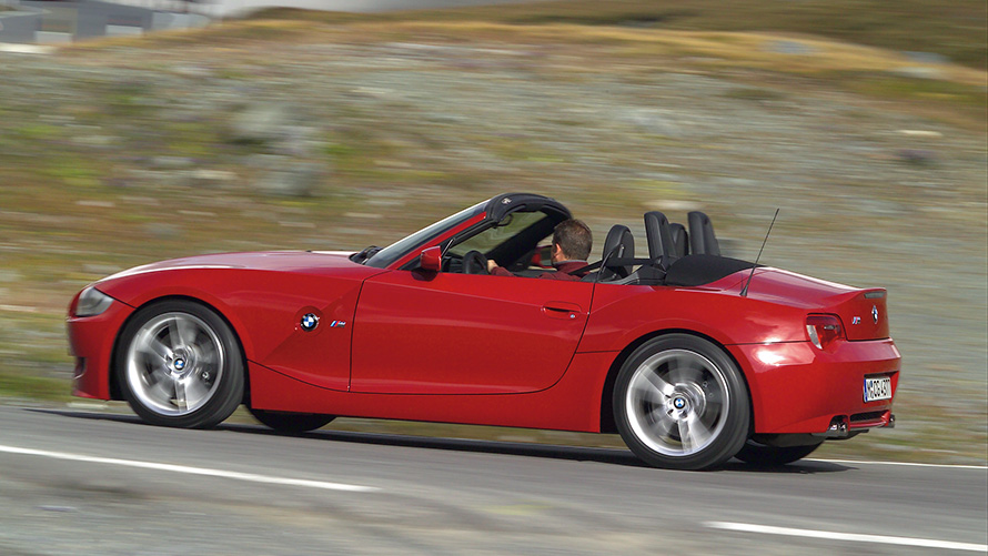 BMW Z4 Roadster (E85) 7/8 bočni prikaz vozila tokom vožnje BMW Z4 Roadster (E85) 7/8 bočni prikaz vozila tokom vožnje