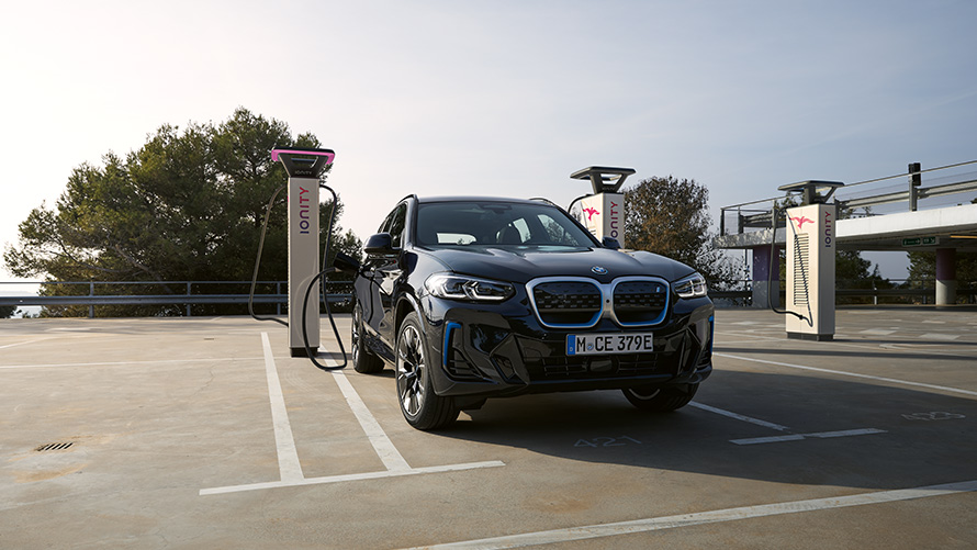 BMW Charging (Napajanje) BMW Posebne prodajne ponude Održivost Centar Ekološki aspekt BMW Posebne prodajne ponude Održivost Centar Ekološki aspekt BMW Charging (Napajanje) BMW parkiran na stanici za punjenje električnih vozila