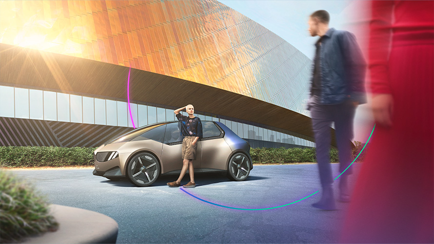 Ciljevi za 2050. godinu BMW Posebne prodajne ponude Održivost Centar Pregled BMW Posebne prodajne ponude Održivost Centar Ciljevi za 2050. godinu Muškarac i žena ispred BMW-ovog konceptnog automobila