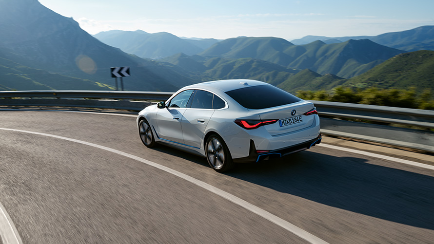 BMW Posebne prodajne ponude Održivost Centar Pregled Podaci o voznom parku BMW se kreće putem okružen planinskim pejzažom