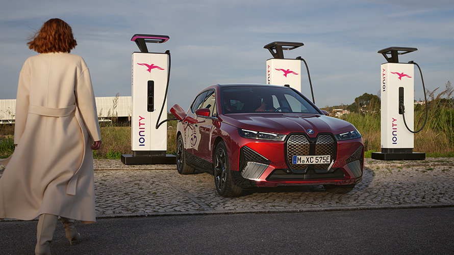 BMW Posebne prodajne ponude Održivost Centar Pregled BMW-ova rešenja za napajanje BMW na stanici za punjenje sa ženom u prvom planu