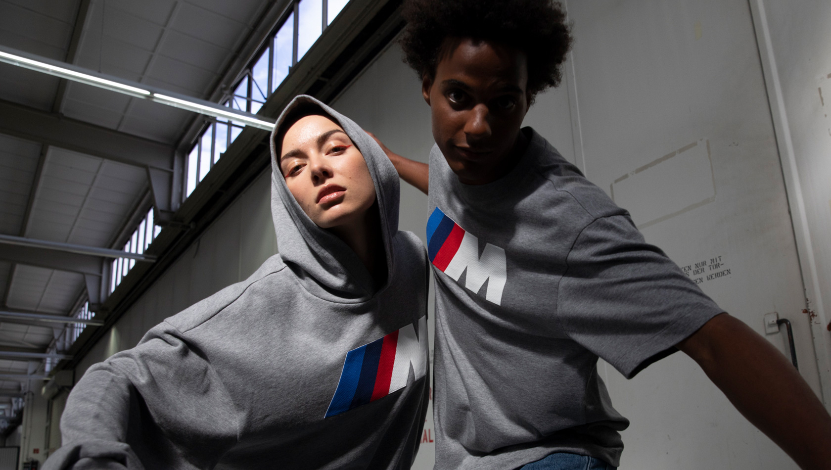 BMW Lifestyle katalog za 2023. BMW M dukserica sa kapuljačom logo unisex i BMW M majica logo unisex BMW Lifestyle katalog BMW M dukserica sa kapuljačom logo unisex i BMW M majica logo unisex