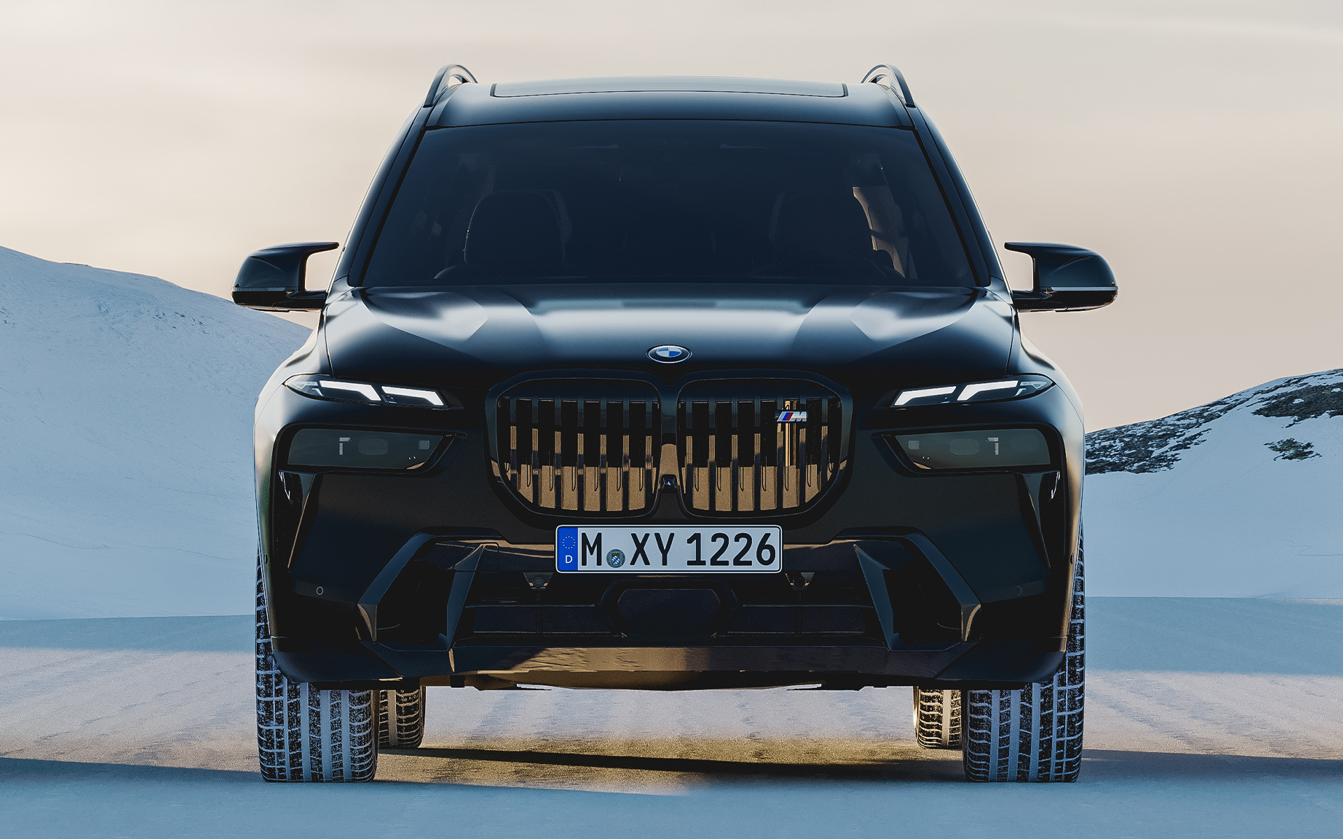 BMW X7 G07 u Frozen Black BMW X7 G07 in BMW Individual Frozen Black, prednji prikaz, parkiran na snegu