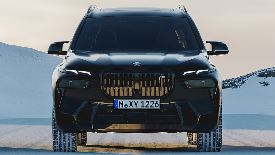 BMW X7 G07 in BMW Individual Frozen Black, prednji prikaz, parkiran na snegu