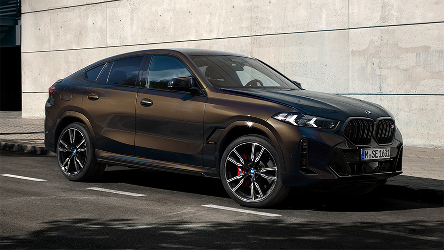 BMW X6 M60i G06 u BMW Individual Pyrite Brown metalik, 2/3 bočni prikaz na parkingu