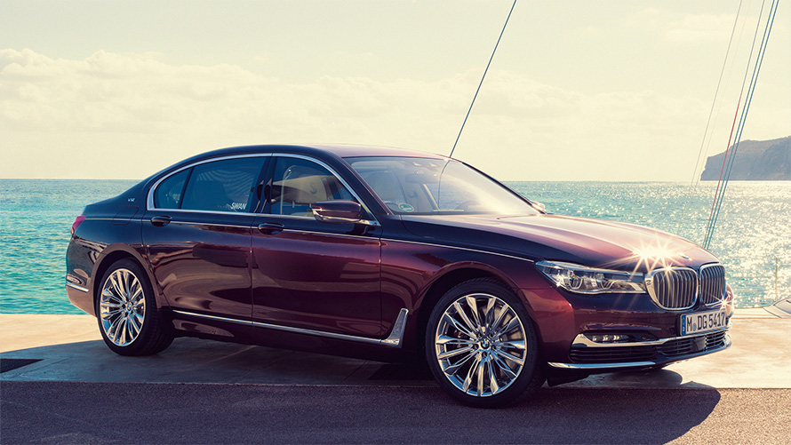 BMW Individual M760Li inspirisan Nautor’s Swan-om G12 2017 tročetvrtinski bočni prikaz vozila parkiranog ispred jedrilice u zalivu