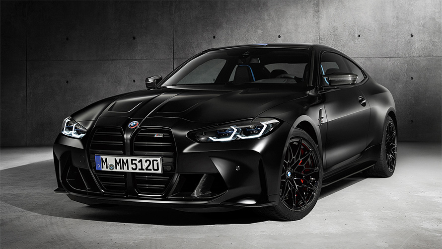 BMW M4 Competition Edition x KITH G82 2020 tročetvrtinski bočni prikaz naspram sive pozadine