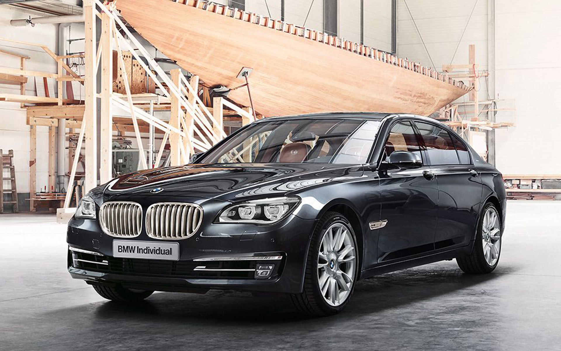 BMW Individual 760Li Sterling inspirisan ROBBE & BERKING-om F01 2013 ispred jedrilice u hali brodogradilišta BMW Individual 760Li Sterling inspirisan ROBBE & BERKING-om F01 2013 tročetvrtinski prednji prikaz ispred jedrilice u hali brodogradilišta