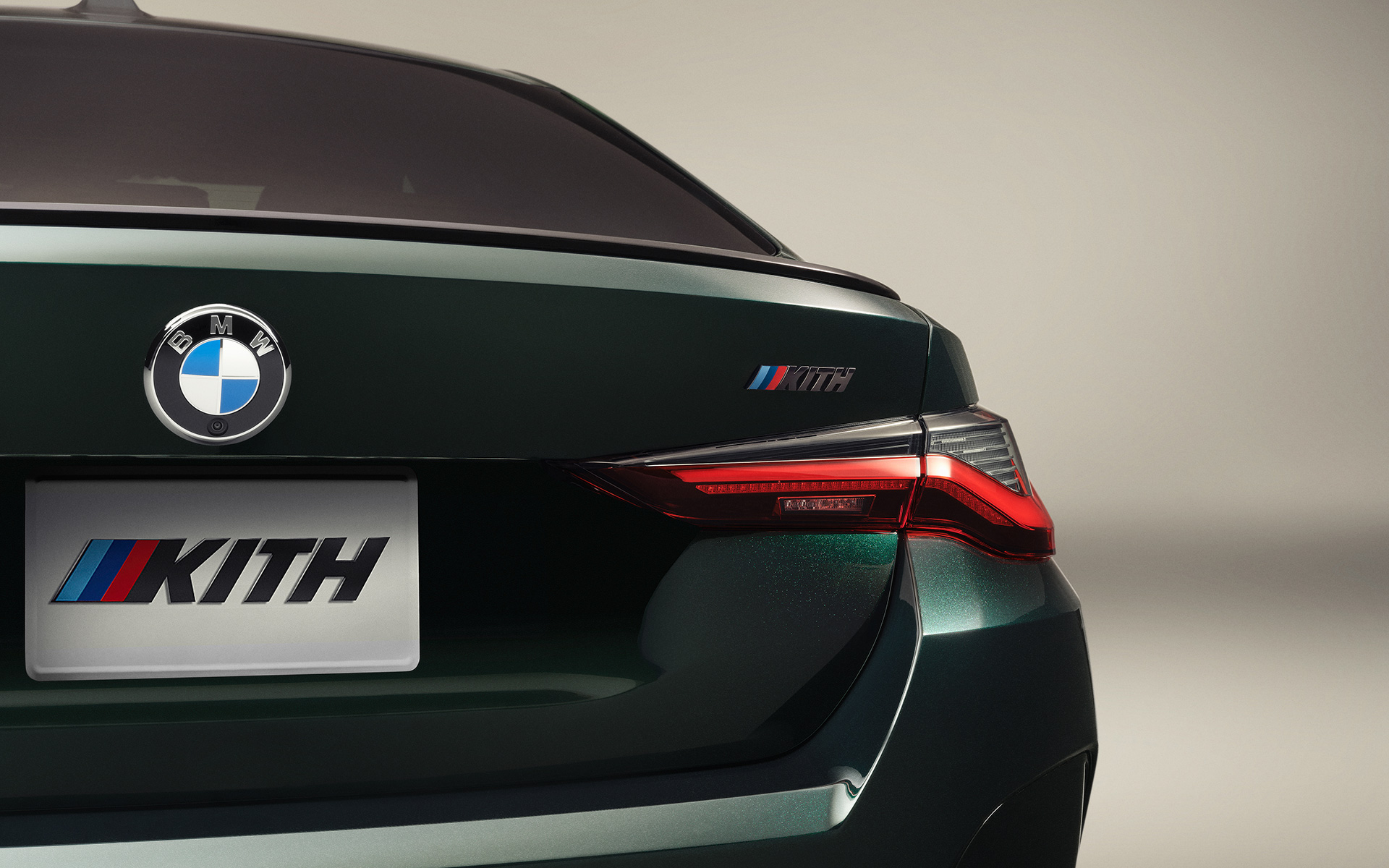 BMW i4 M50 G26BEV KITH Badge pozadi BMW i4 M50 G26BEV KITH Badge pozadi