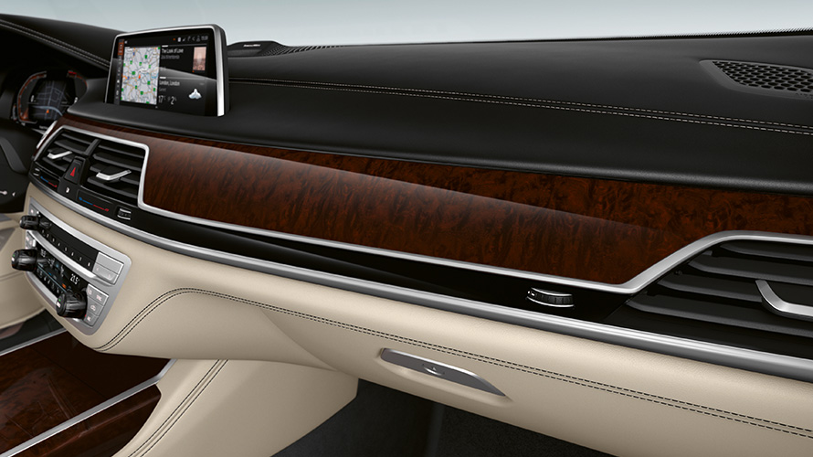 BMW Individual obloga od finog drveta Ash Grain crna crvena visokog sjaja bliži prikaz