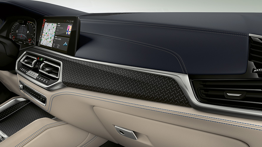 BMW Individual obloga od finog drveta „Fineline“ crna sa aluminijumskim umecima bliži prikaz