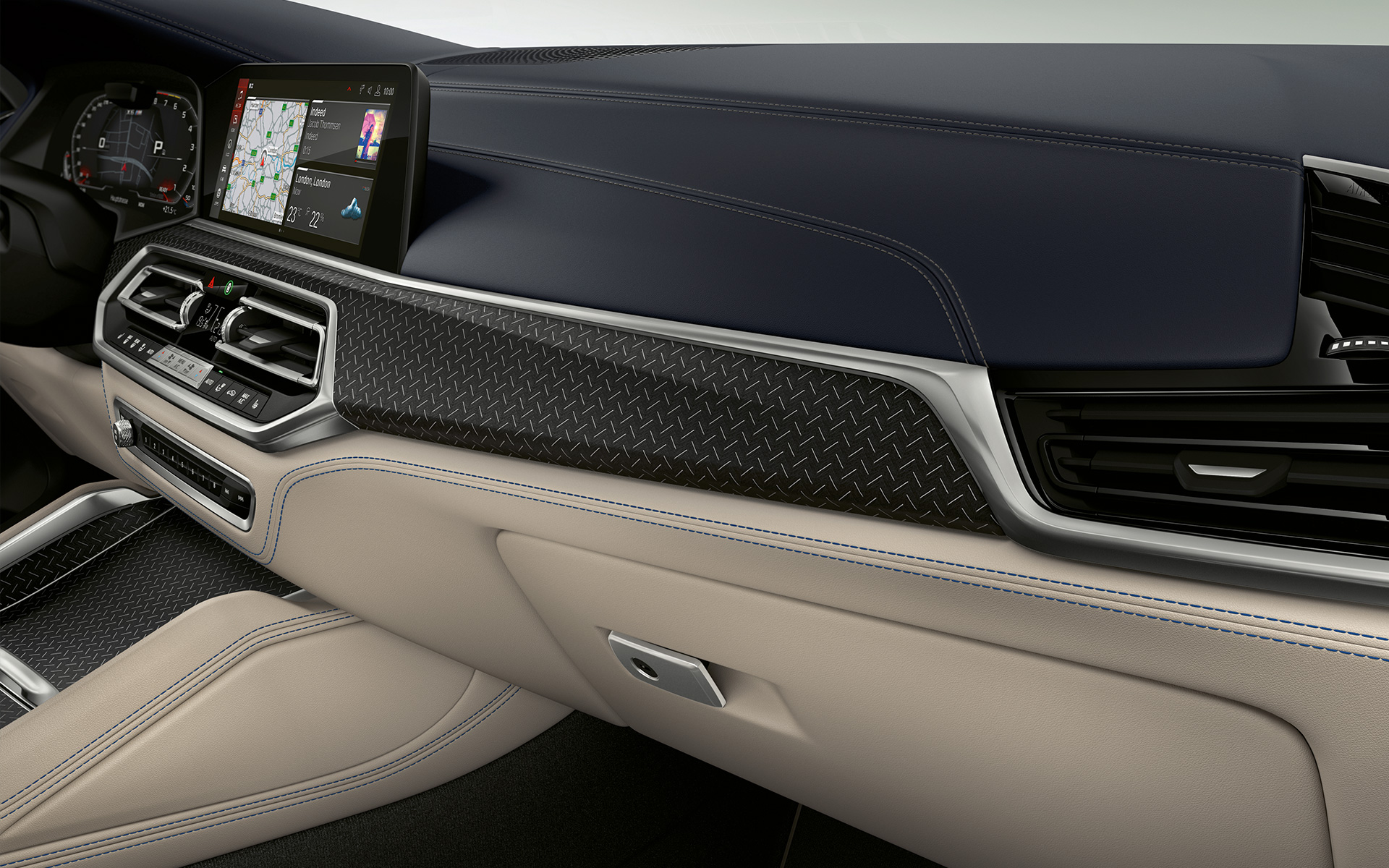 BMW Individual obloga od finog drveta „Fineline“ crna sa aluminijumskim umecima bliži prikaz BMW Individual obloga od finog drveta „Fineline“ crna sa aluminijumskim umecima bliži prikaz