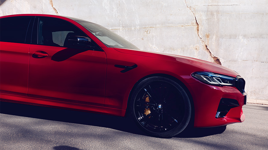 BMW M5 Competition F90 2018 BMW Individual Imola Red zadnji prikaz u mirovanju