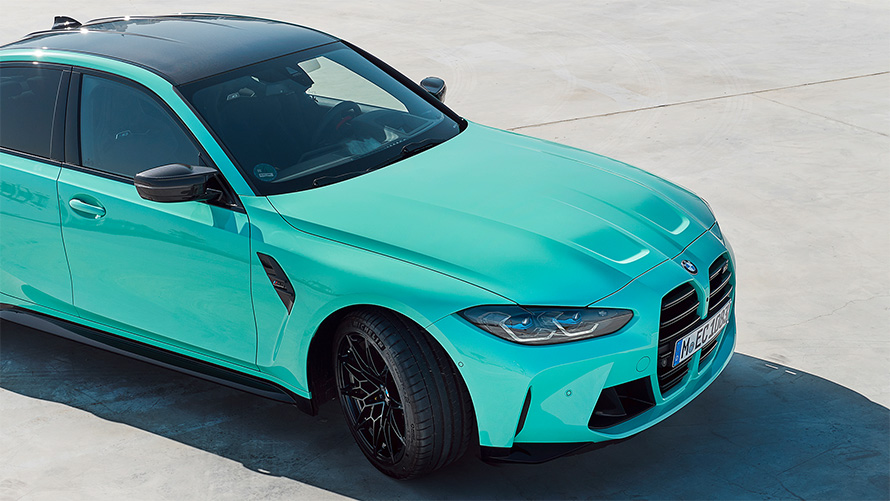 BMW M3 Sedan G80 2021 BMW Individual Mint Green tročetvrtinski bočni prikaz u mirovanju