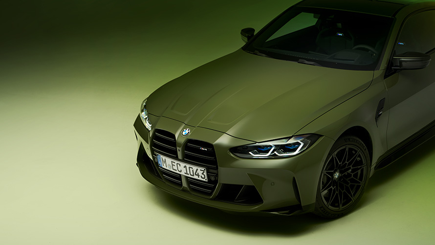 BMW M4 Competition Coupe G82 2021 BMW Individual Urban zelena boja tročetvrtinski prednji prikaz segmenta parkiranog vozila odozgo