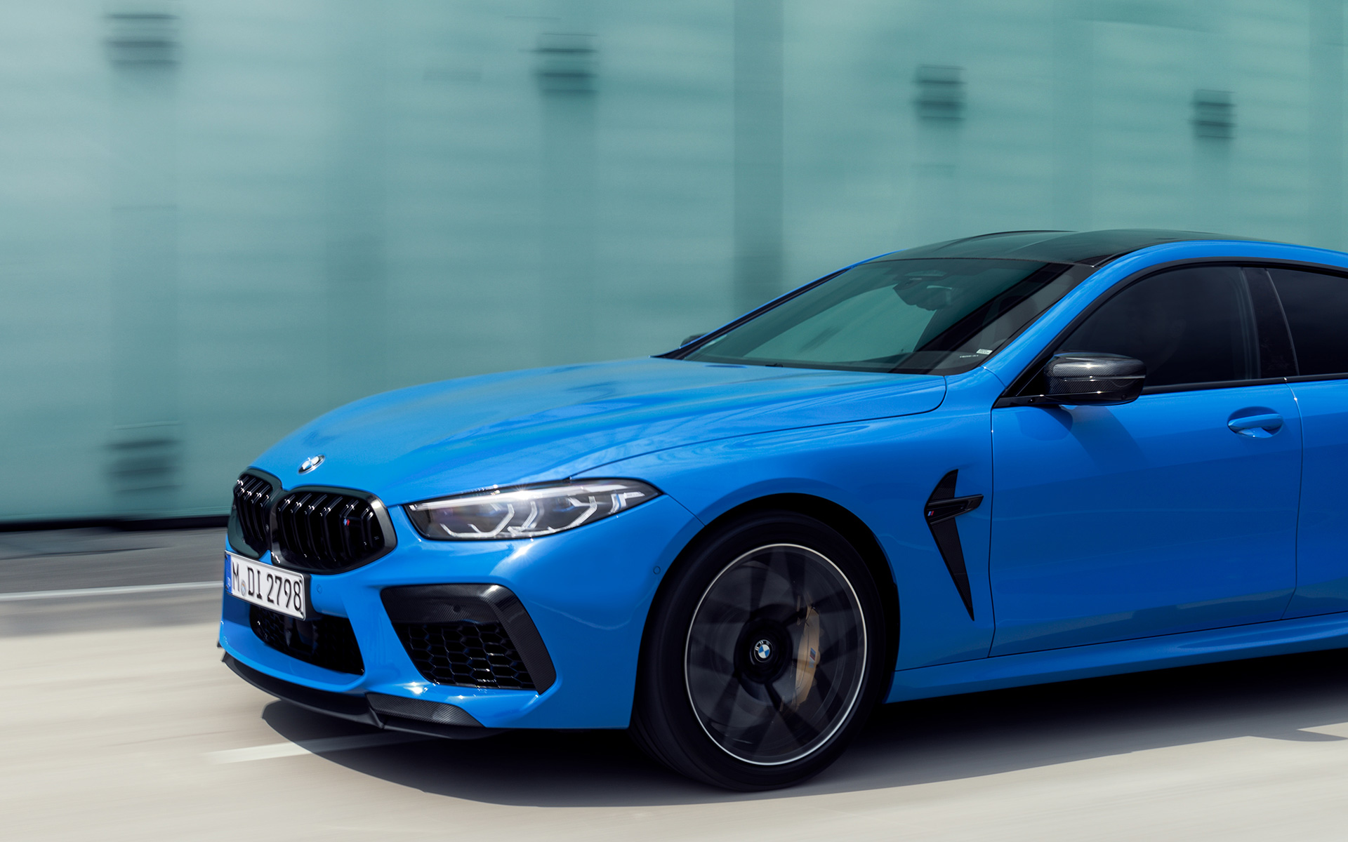 BMW M8 Competition Coupé F92 2019 BMW Individual Voodoo Blue tročetvrtinski bočni prikaz BMW M8 Competition Coupé F92 2019 BMW Individual Voodoo Blue tročetvrtinski bočni prikaz u vožnji