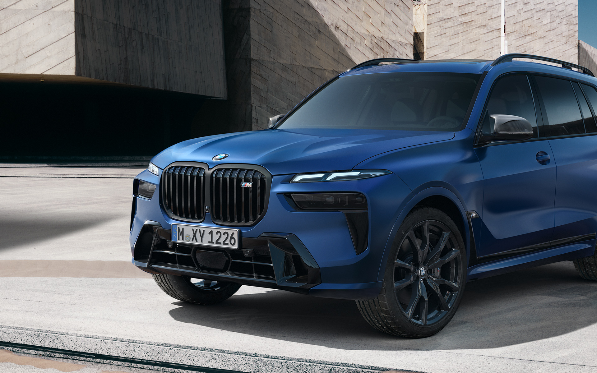 BMW X7 M60i xDrive G07 LCI BMW Individual Frozen Marina Bay Blue metalik bočni prikaz BMW X7 M60i xDrive G07 LCI BMW Individual Frozen Marina Bay Blue metalik tročetvrtinski bočni prikaz
