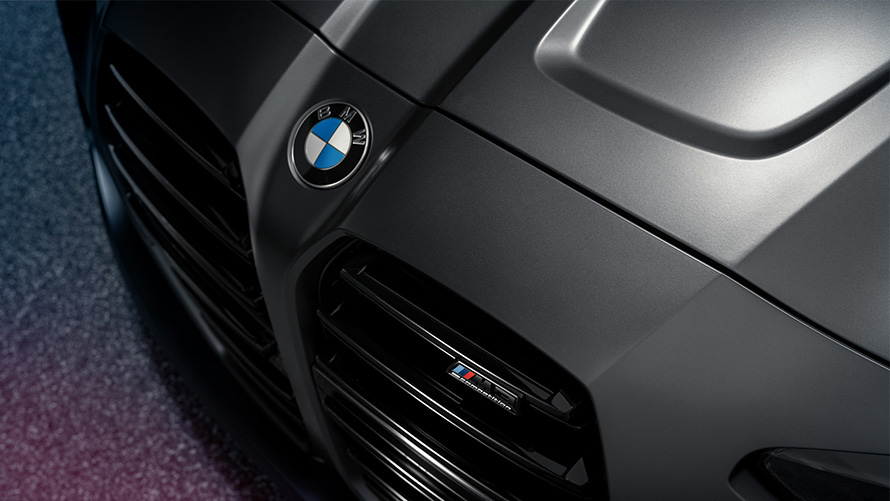 BMW M4 Competition Coupe G82 2021 Frozen tamna siva metalik boja bliži prednji prikaz segmenta vozila odozgo BMW M4 Competition Coupe G82 2021 Frozen tamna siva metalik boja bliži prednji prikaz segmenta vozila odozgo