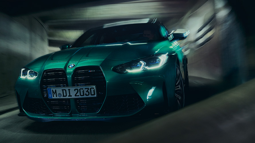 BMW M3 Competition Limuzina G80 2021 BMW Individual Isle of Man zelena metalik boja tročetvrtinski prikaz vozila u krivini BMW M3 Competition Limuzina G80 2021 BMW Individual Isle of Man zelena metalik boja tročetvrtinski prikaz vozila u krivini