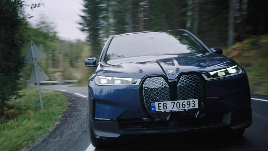 Udobnost i zabava prilikom vožnje u BMW električnim vozilama na video snimku. Udobnost i zabava prilikom vožnje u BMW električnim vozilama na video snimku.