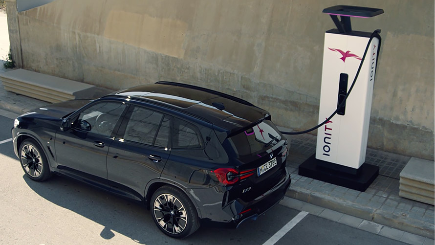 BMW električni automobili BMW iX javno punjenje s BMW Charging-om stanice za punjenje velike snage video zapis BMW električni automobili BMW iX javno punjenje s BMW Charging-om stanice za punjenje velike snage video zapis
