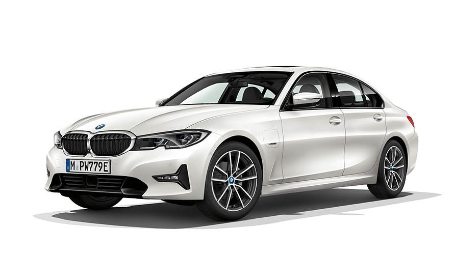 BMW Serija 3 Limuzina plug-in hibrid tročetvrtinski prednji prikaz BMW Serija 3 Limuzina plug-in hibrid tročetvrtinski prednji studijski prikaz