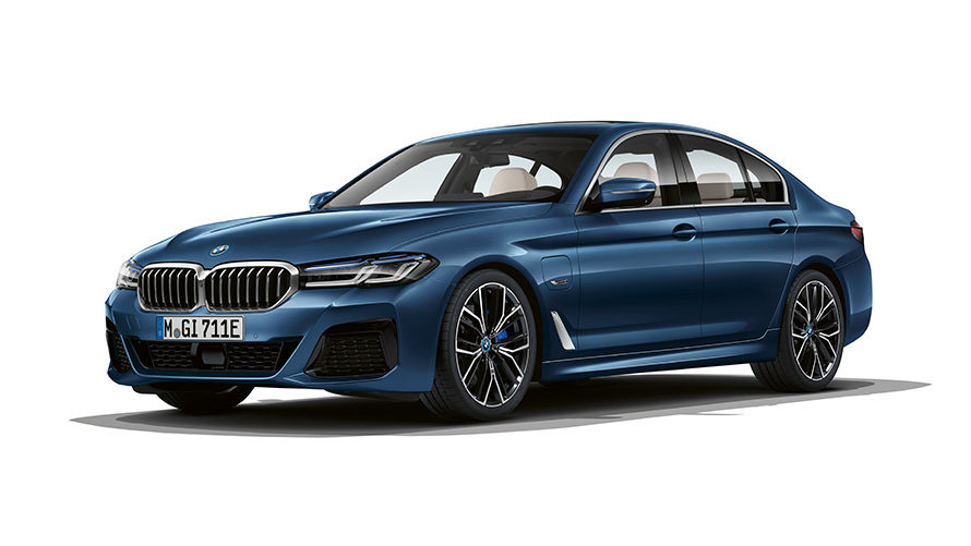 Plug-in hibridna BMW limuzina serije 5, pogled spreda Plug-in hibridna BMW limuzina serije 5 u studiju, pogled spreda