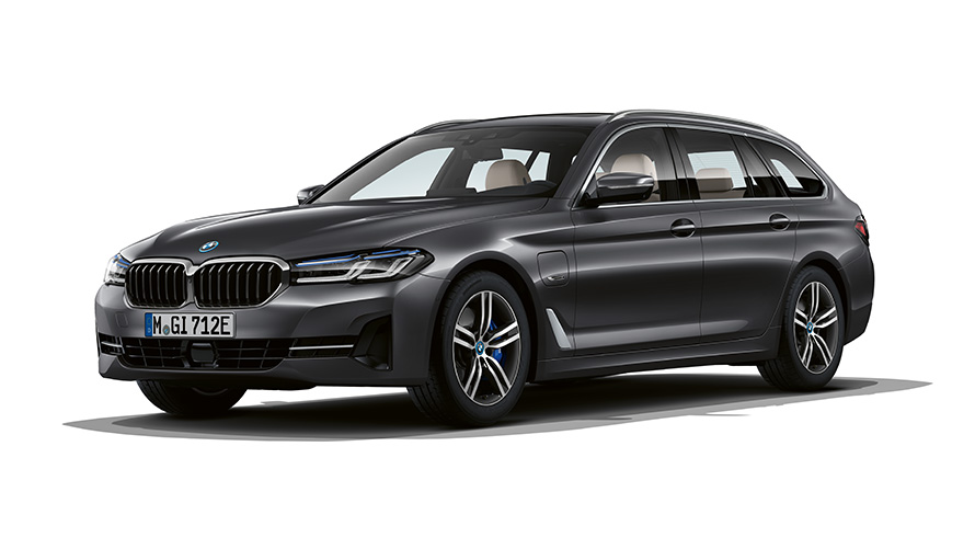 BMW Serija 5 Touring plug-in hibrid tročetvrtinski prednji prikaz BMW Serija 5 Touring plug-in hibrid tročetvrtinski prednji studijski prikaz