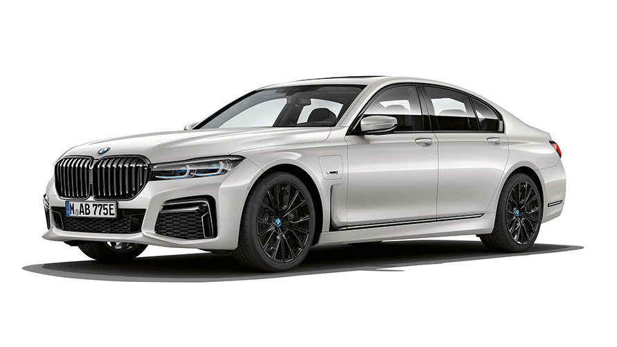 BMW 745e Sedan PHEV model, pogled spreda BMW 745e Sedan PHEV model u studiju, pogled spreda