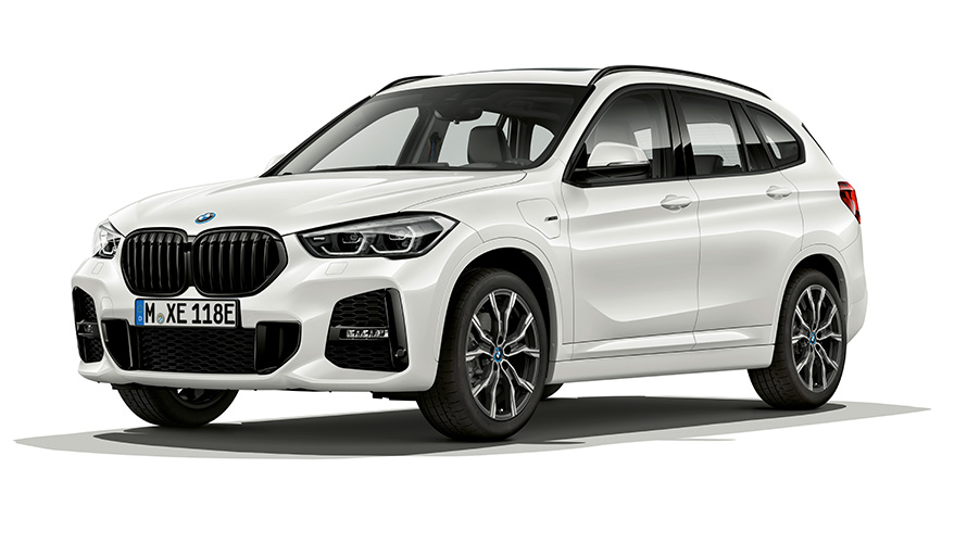 BMW X1 xDrive25e PHEV model, pogled spreda BMW X1 xDrive25e PHEV model u studiju, pogled spreda