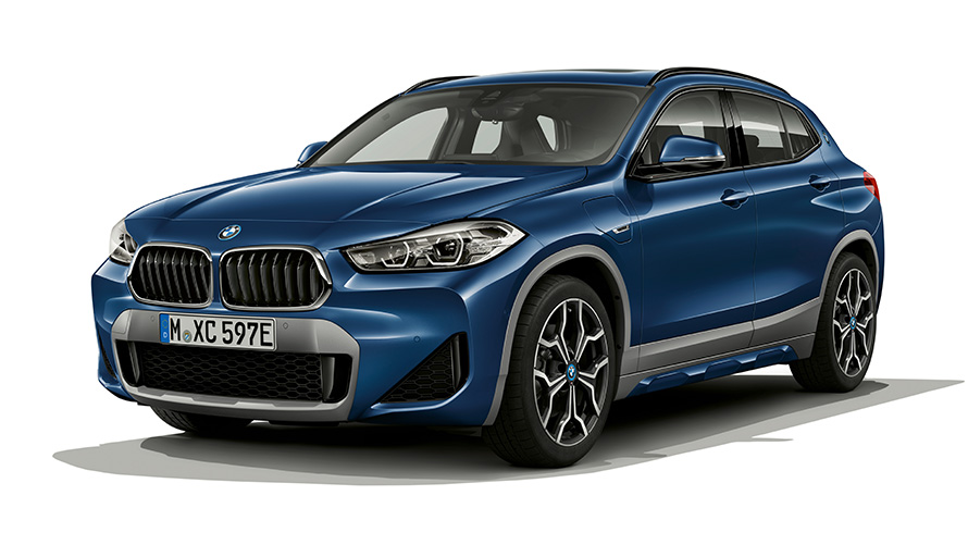 BMW X2 xDrive25e PHEV model, pogled spreda BMW X2 xDrive25e PHEV model u studiju, pogled spreda