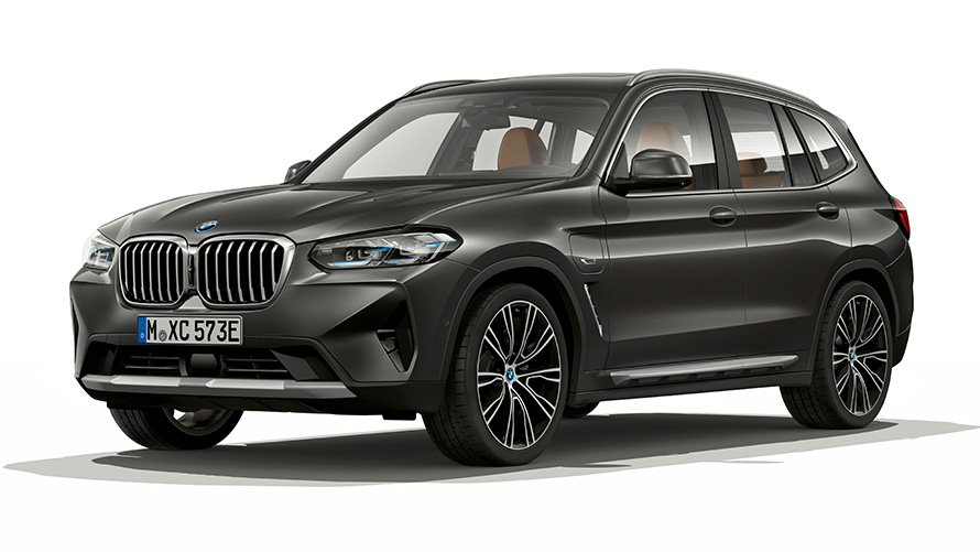BMW X3 xDrive30e PHEV model, pogled spreda BMW X3 xDrive30e PHEV model u studiju, pogled spreda