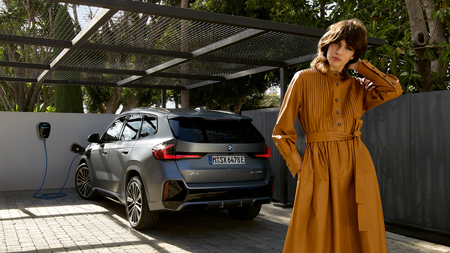 BMW Serija 5 Limuzina Plug-in hibrid 2020 G30 bočni prikaz vozila tokom punjenja s modelom BMW Serija 5 Limuzina Plug-in hibrid 2020 G30 bočni prikaz vozila tokom punjenja s modelom