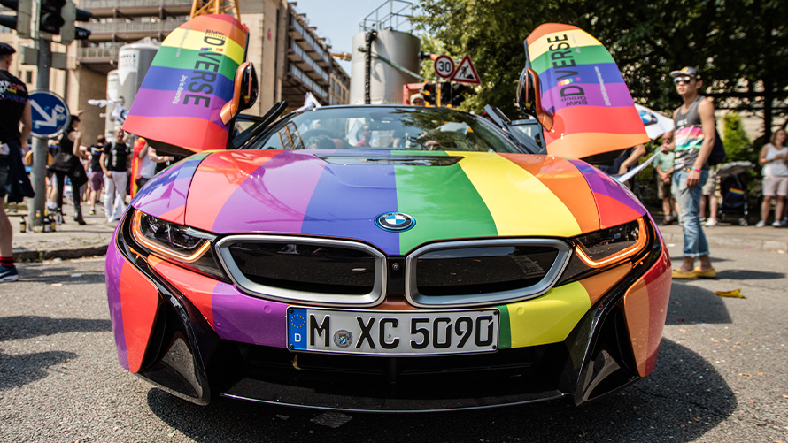 BMW Održivost BMW Održivost Pogled spreda BMW vozila u duginim bojama sa otvorenim vratima