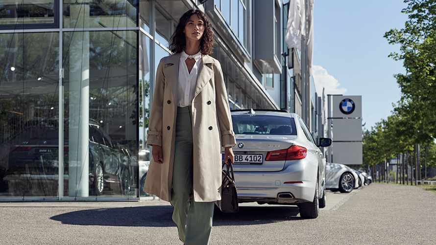 BMW Service Inclusive Žena ispred BMW automobila autokuća