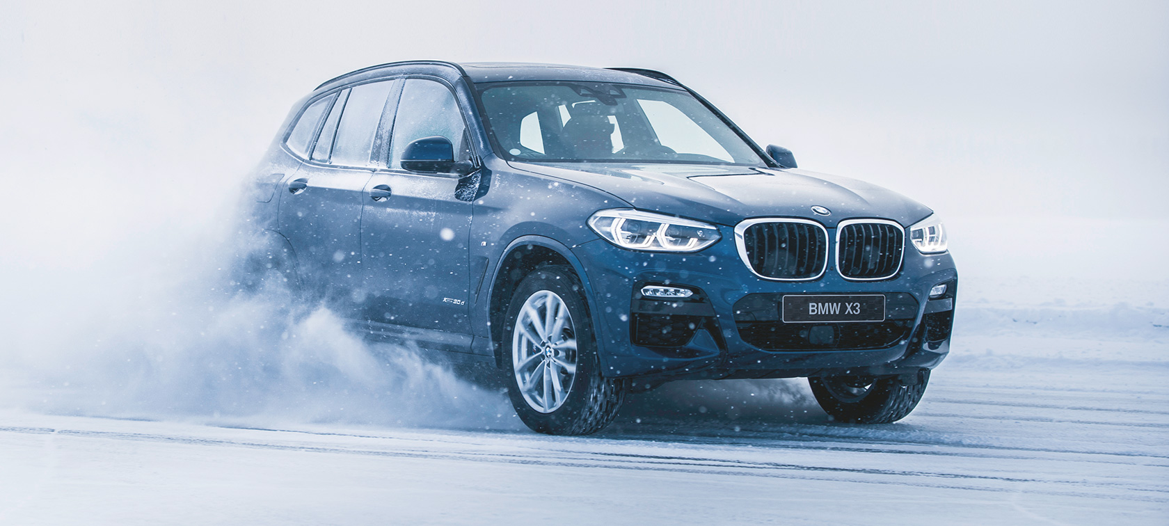 BMW jesenski i zimski dodaci BMW X3 na snijegu tročetvrtinski pogled sprijeda