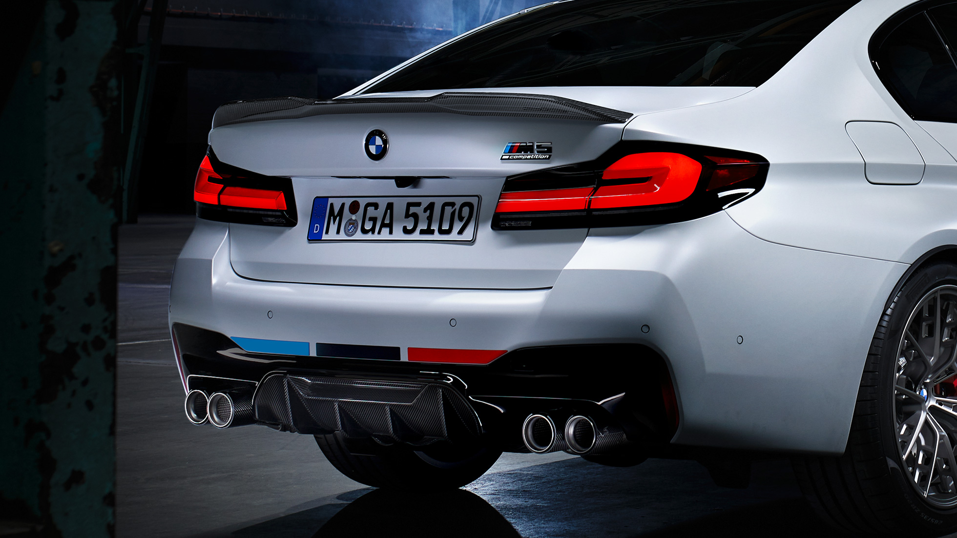 BMW M5 tročetvrtinski stražnji prikaz BMW M Performance delovi BMW M5 tročetvrtinski stražnji prikaz