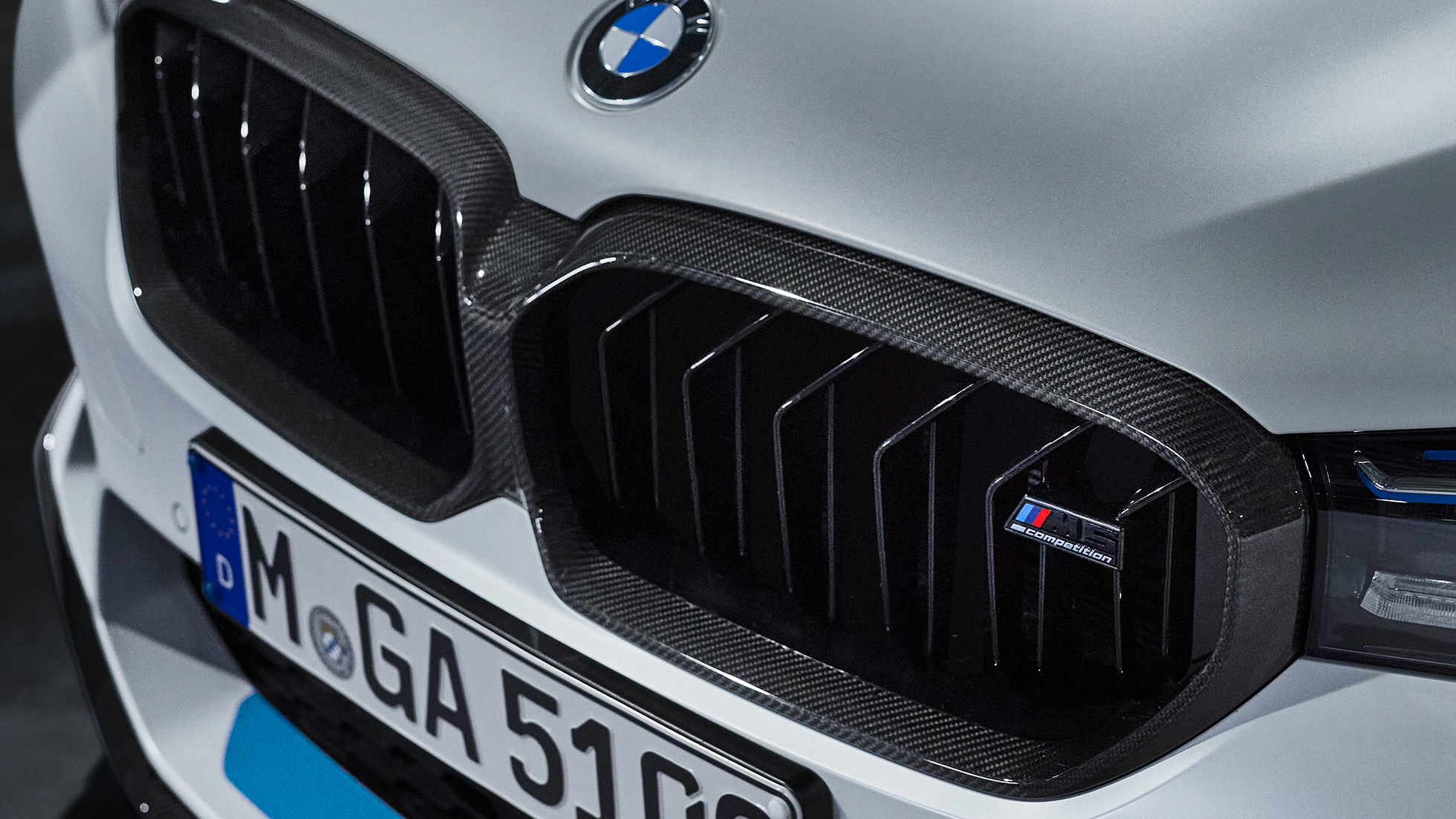 M Performance bubrežna rešetka od ugljeničnih vlakana bliži prikaz BMW M Performance delovi M Performance prednje rešetke od ugljeničnih vlakana bliži prikaz