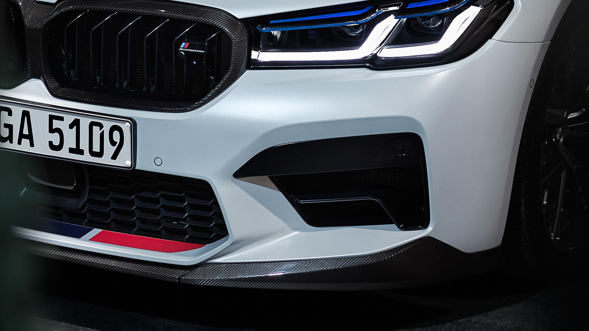 M Performance prednji spliter od ugljeničnih vlakana bliži prikaz BMW M Performance delovi M Performance prednji spliter od ugljeničnih vlakana bliži prikaz