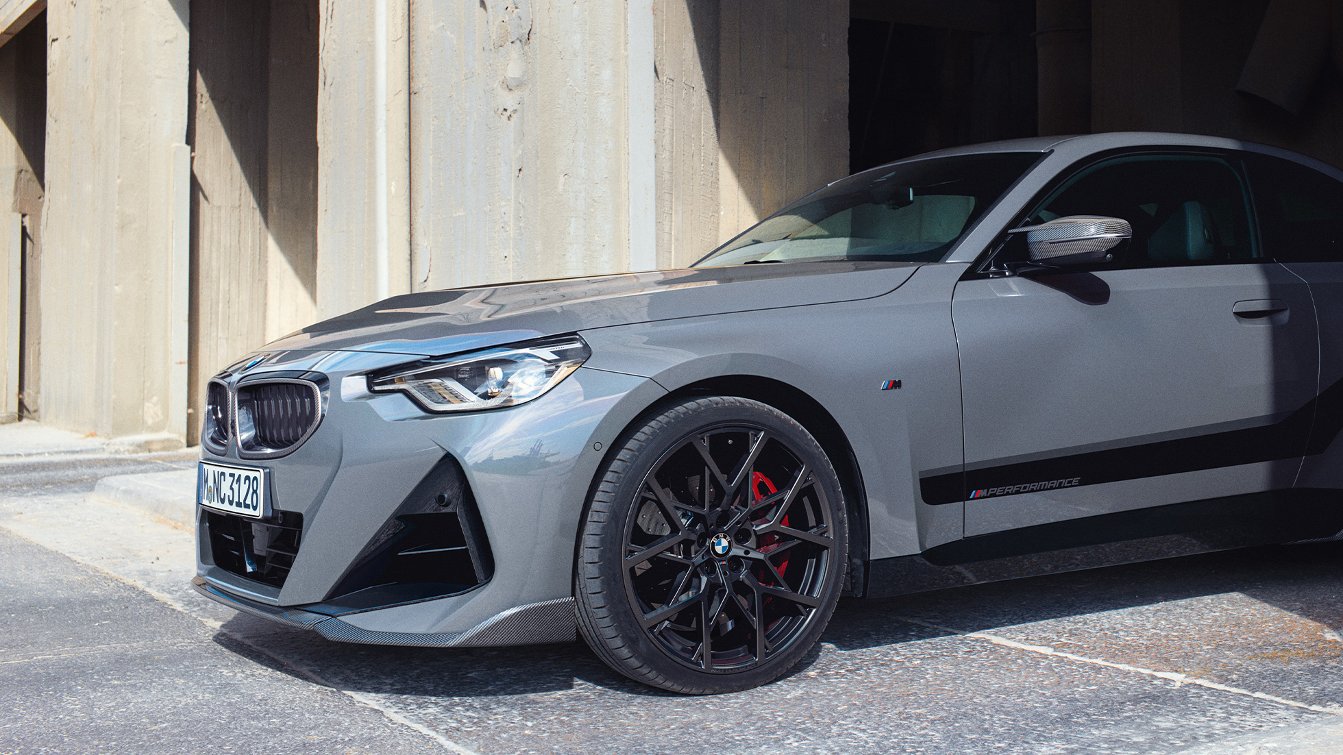 BMW Serija 2 kupe G42 tročetvrtinski bočni prikaz izbliza BMW M Performance delovi BMW Serija 2 kupe G42 tročetvrtinski bočni prikaz izbliza