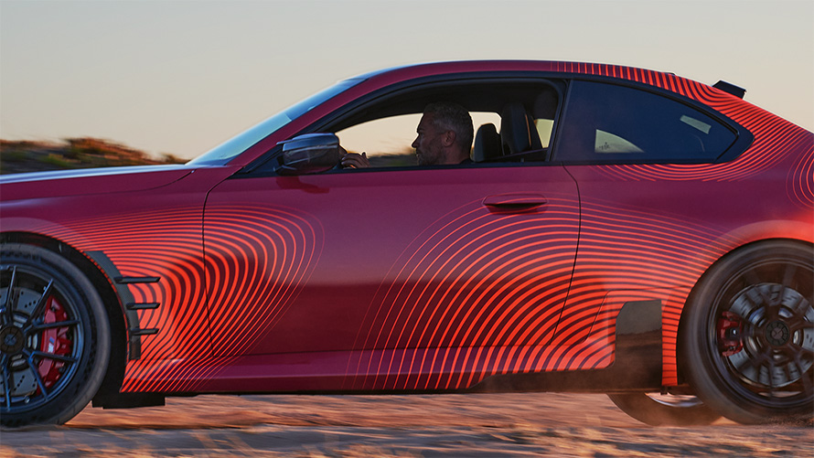 BMW M2 Coupé G87 BMW M Performance delovi tročetvrtinski bočni prikaz vozila tokom vožnje