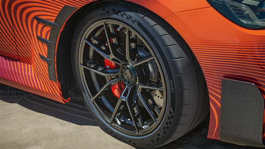 BMW M2 Coupé G87 BMW M Performance delovi tročetvrtinski zadnji prikaz parkiranog vozila