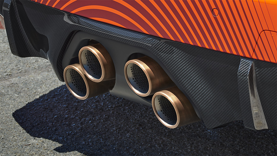 BMW M2 Coupé G87 BMW M Performance delovi prednji prikaz parkiranog vozila