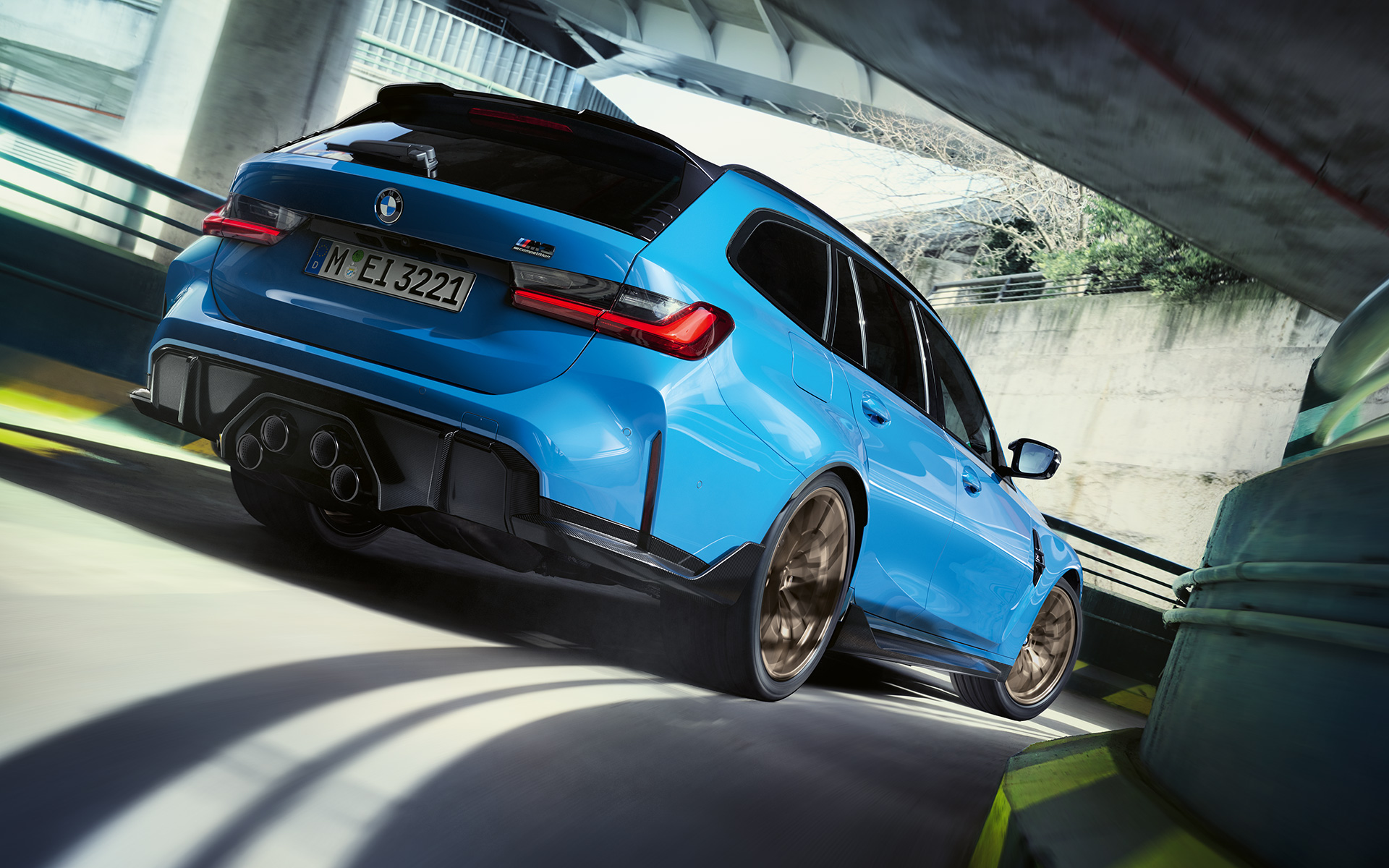 BMW M3 Touring G81 BMW M Performance delovi tročetvrtinski zadnji prikaz BMW M3 Touring G81 BMW M Performance delovi tročetvrtinski zadnji prikaz vozila tokom vožnje
