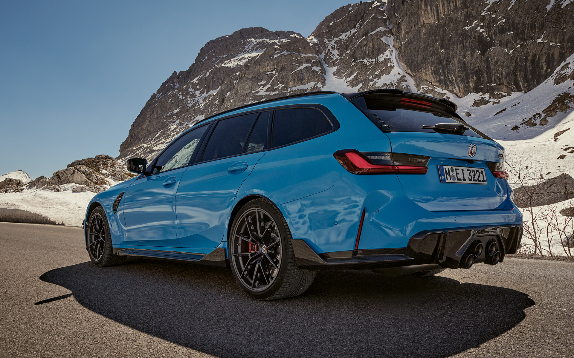 BMW M3 Touring G81 BMW M Performance delovi tročetvrtinski bočni prikaz vozila tokom vožnje BMW M3 Touring G81 BMW M Performance delovi tročetvrtinski bočni prikaz vozila tokom vožnje kroz planine